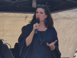 Rozette Kats und Melanie Bernstein verlegen Gedenktafel auf dem Bad Segeberger Marktplatz