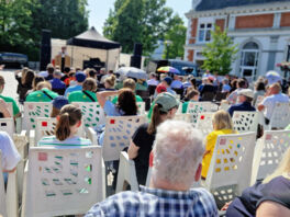 Rozette Kats und Melanie Bernstein verlegen Gedenktafel auf dem Bad Segeberger Marktplatz