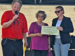 Rozette Kats und Melanie Bernstein verlegen Gedenktafel auf dem Bad Segeberger Marktplatz