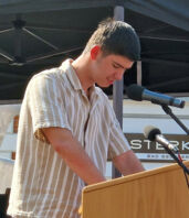 Rozette Kats und Melanie Bernstein verlegen Gedenktafel auf dem Bad Segeberger Marktplatz