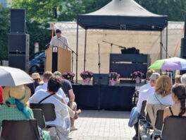 Rozette Kats und Melanie Bernstein verlegen Gedenktafel auf dem Bad Segeberger Marktplatz