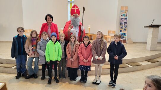 Heiliger Nikolaus besucht Familiengottesdienst in St. Marien