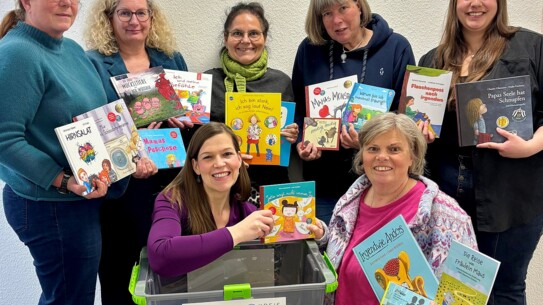 Lesung erklärt Kindern psychische Erkrankungen – Über 50 Bücherkisten in Grundschulen verteilt