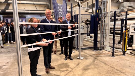 pelzGROUP weiht weltweit modernste Vliesstofflinie in Wahlstedt ein