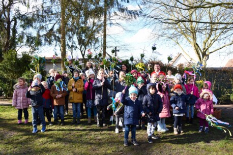 Palmsonntag - Prozession der Kinder mit Palmenwedel und bunten Bändern