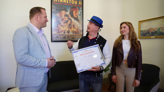 Ausgezeichnet! Bürgermeister Toni Köppen erhält  Ehrenurkunde der Stuntfighter  Academy