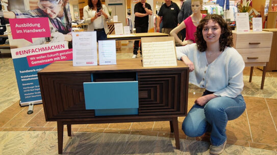 Junge Tischler stellen ihre Gesellenstücke aus