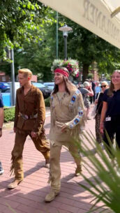 Stars hautnah bei der Autogrammstunde des Karl-May-Ensembles in der Fußgängerzone in Bad Segeberg