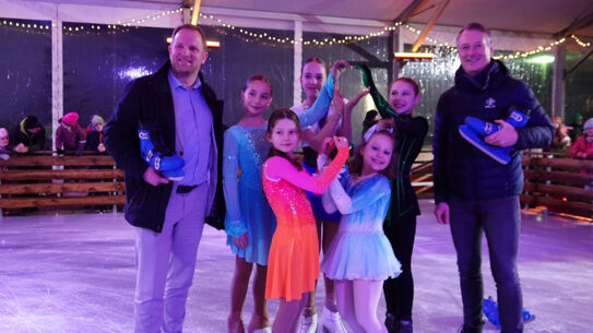 Möbel Kraft eröffnet die Eislaufsaison!