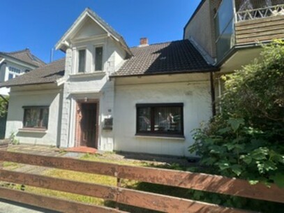 Sanierung vom Haus oder Abriss und Neubau auf dem Grundstück in Bahnhofsnähe ( A 3734 )