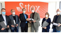 Firma Sitex übergibt Bauantrag an Bürgermeister Hanno Krause