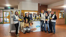 FairTrade-Gruppe verteilt Bananen an Schulen