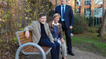 Spende von zwei hochwertigen Sitzbänken für den Rathausgarten