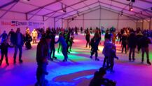 Kufenspaß auf der überdachten Eislaufbahn bei Möbel Kraft