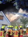 Feuer breitet sich schnell aus - zwei Einfamilienhäuser betroffen