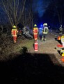 Feuerwehr rettet Unfallopfer durch Seitenfenster
