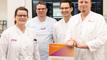 v.l. Dr. Susann Groschke, Oberärztin Elektrophysiologie; Michal Lemke, Gesundheits- und Krankenpfleger Herzkatheterlabor; Dr. med. Martin Borlich, Leitender Oberarzt Elektrophysiologie; Dr. med. Leon Iden, Chefarzt Elektrophysiologie; Auf dem Bild fehlend
