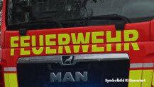 Harksheider Weg: Feuerwehr kämpft gegen Flammen in Flachdachanbau