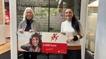 Filialdirektorin Christin Schmidt (rechts) übergibt den Gewinn an Monika Grahli aus Henstedt-Ulzburg