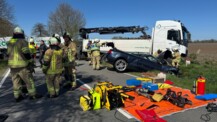 Schwerer Verkehrsunfall - Frau in Cabrio eingeklemmt