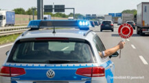 Skoda Fahrer flüchtet vor Polizei