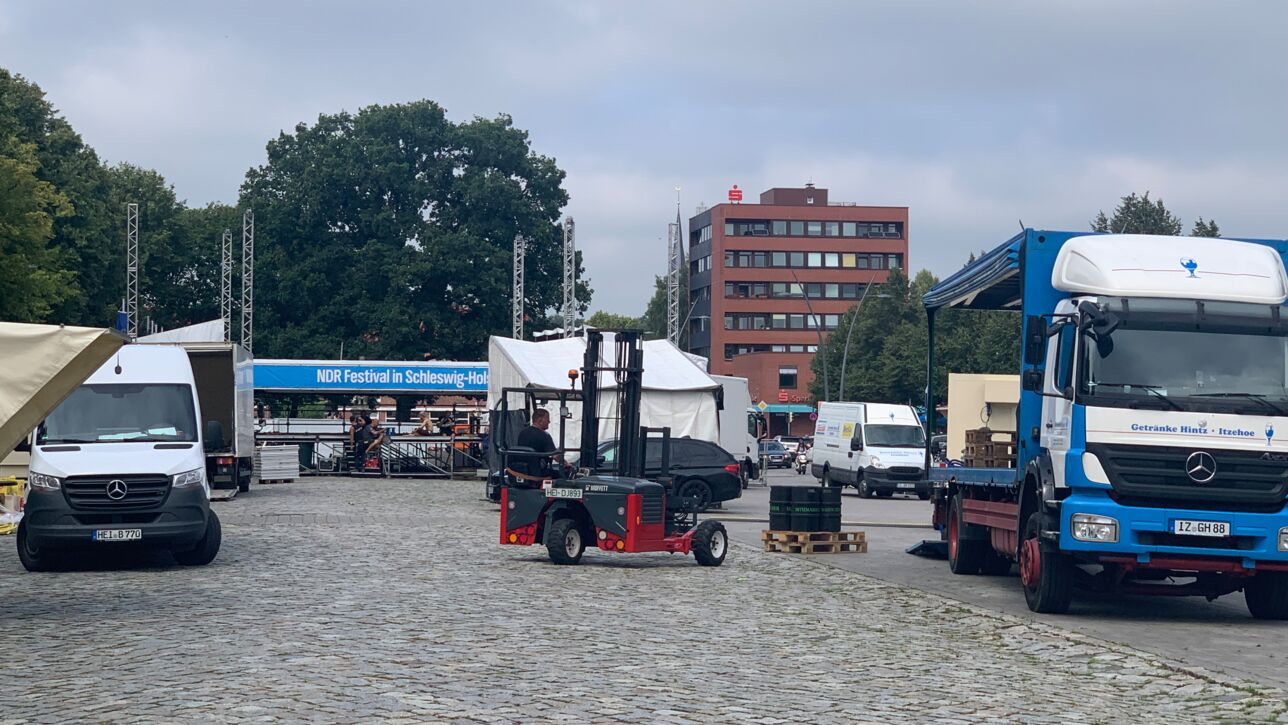 Der Aufbau für die Orts-Challenge und das Konzert von Glasperlenspiel läuft