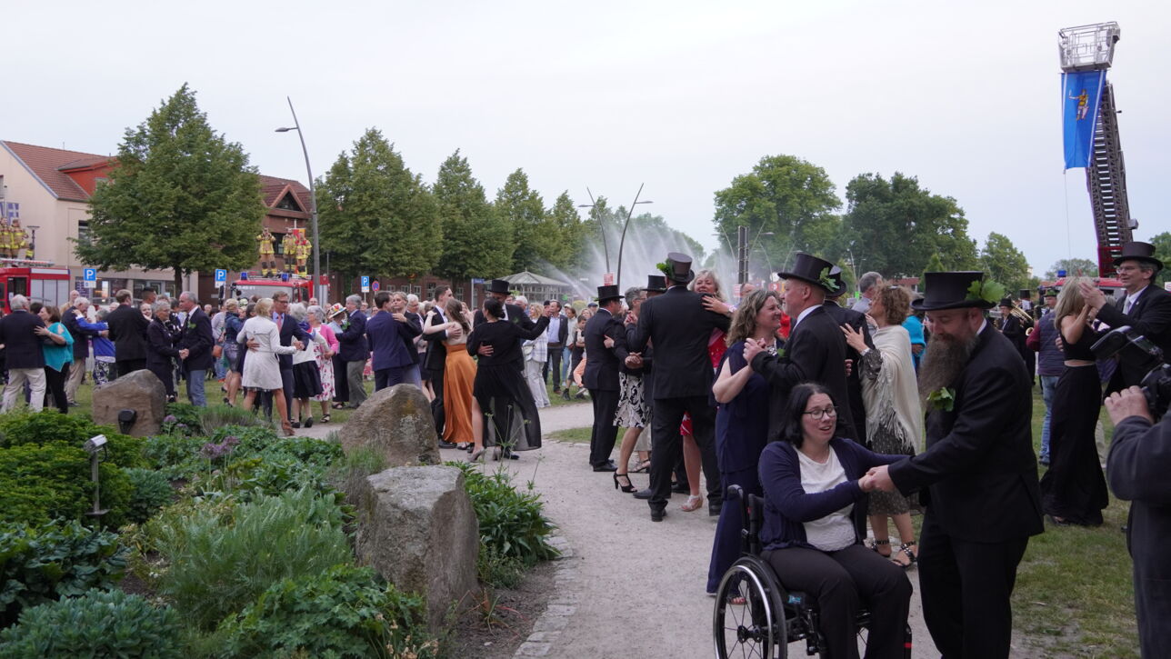 "De Gill schall leven" - Fleckensgilde tanzt um den Roland