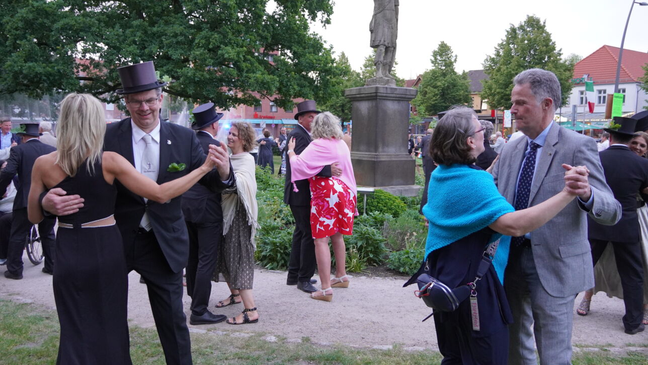 "De Gill schall leven" - Fleckensgilde tanzt um den Roland