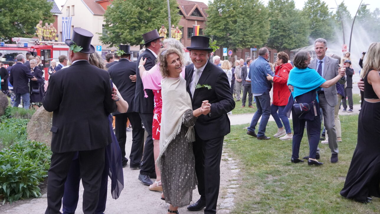 "De Gill schall leven" - Fleckensgilde tanzt um den Roland