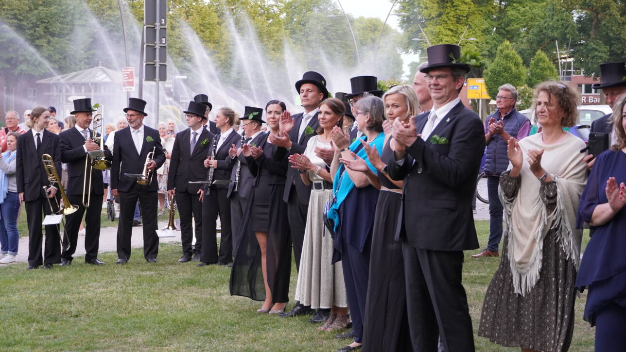 "De Gill schall leven" - Fleckensgilde tanzt um den Roland