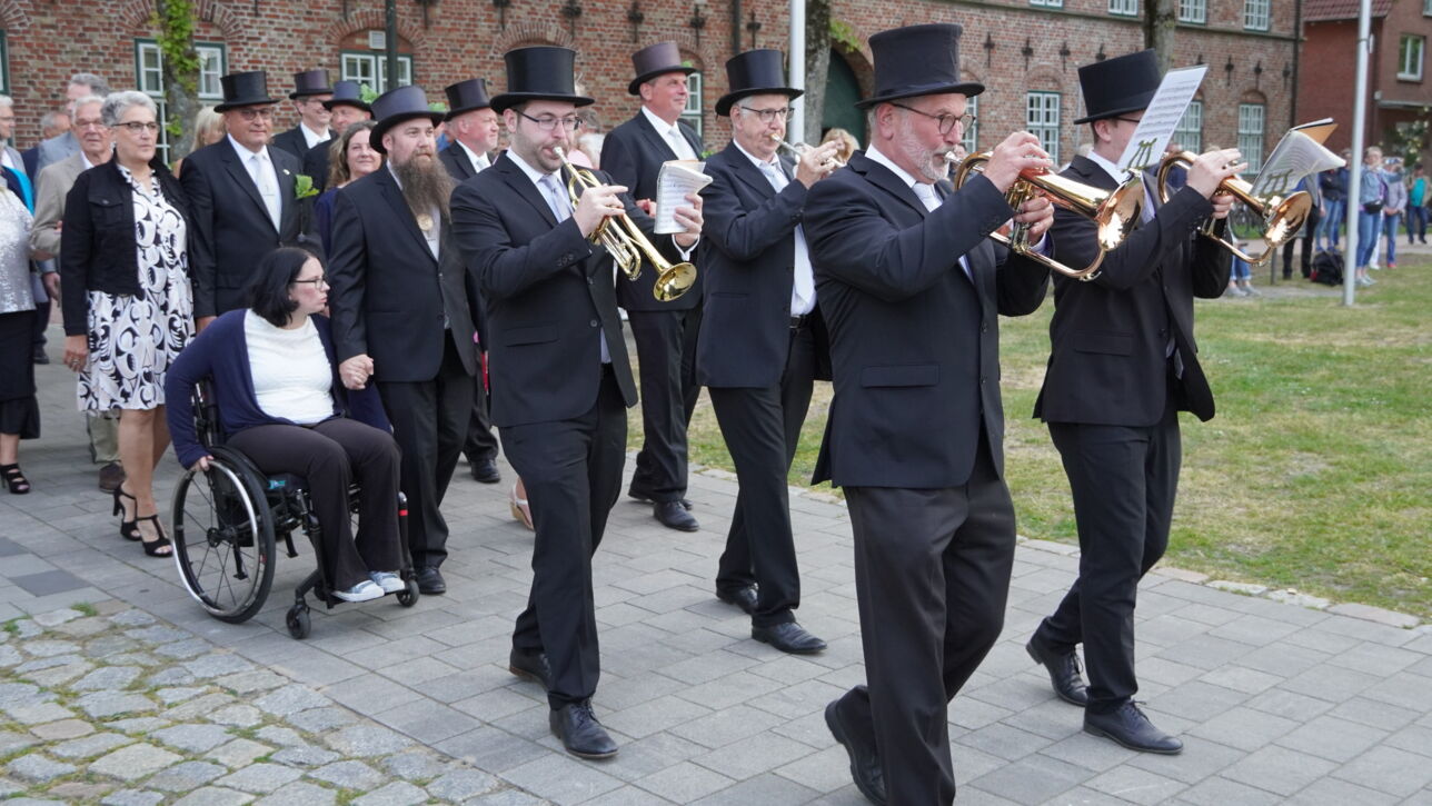 "De Gill schall leven" - Fleckensgilde tanzt um den Roland