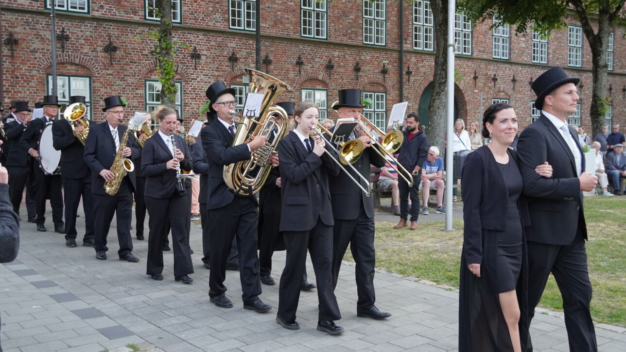 "De Gill schall leven" - Fleckensgilde tanzt um den Roland