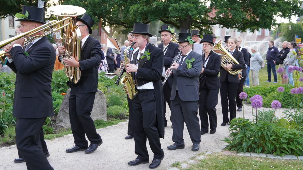 "De Gill schall leven" - Fleckensgilde tanzt um den Roland