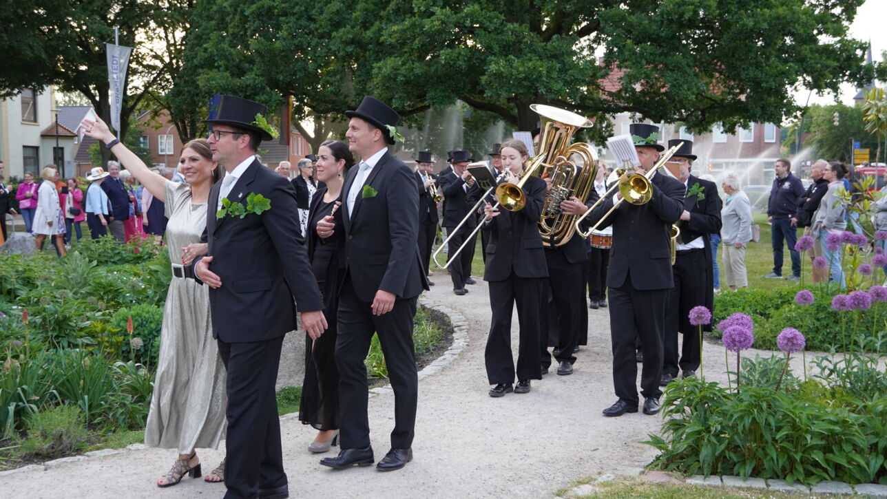 "De Gill schall leven" - Fleckensgilde tanzt um den Roland