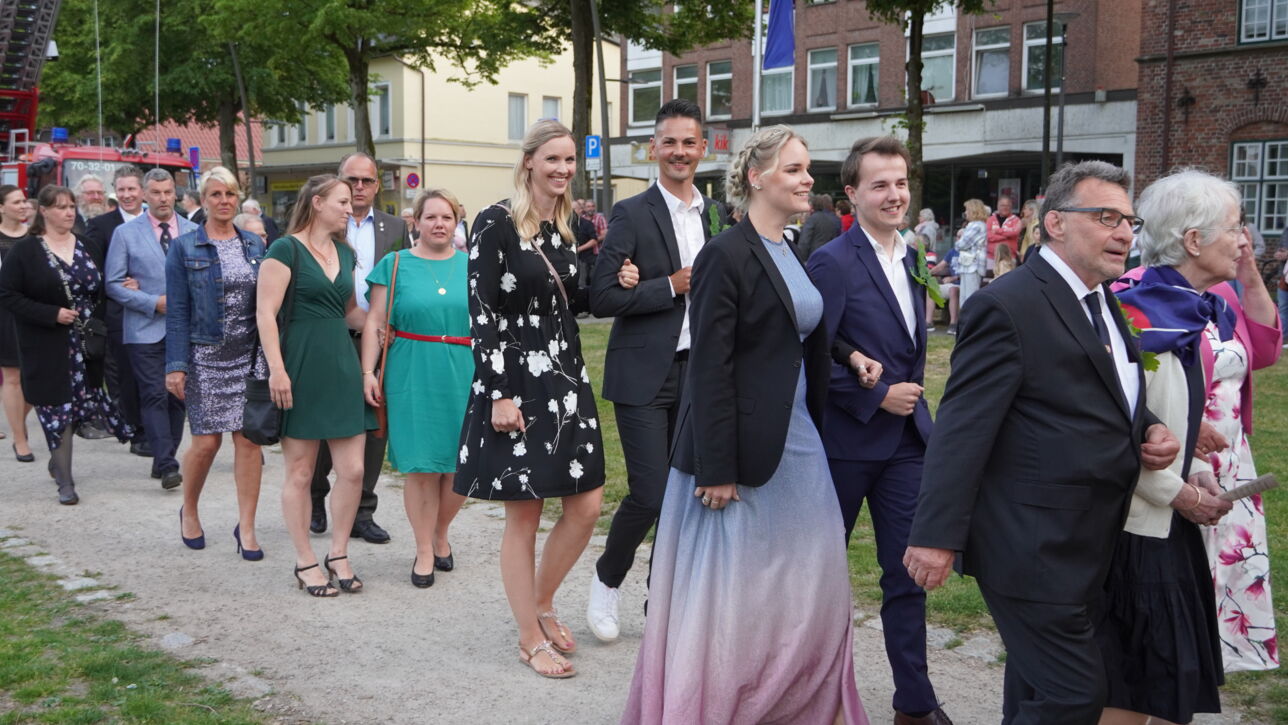 "De Gill schall leven" - Fleckensgilde tanzt um den Roland