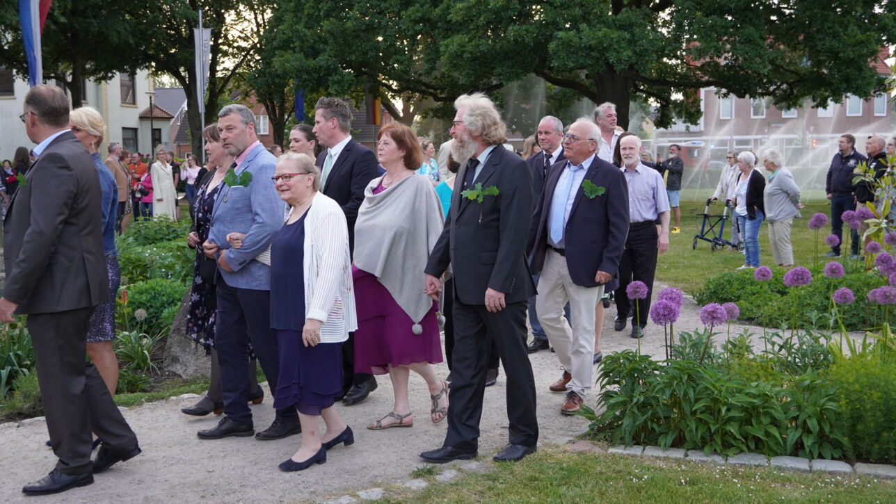 "De Gill schall leven" - Fleckensgilde tanzt um den Roland