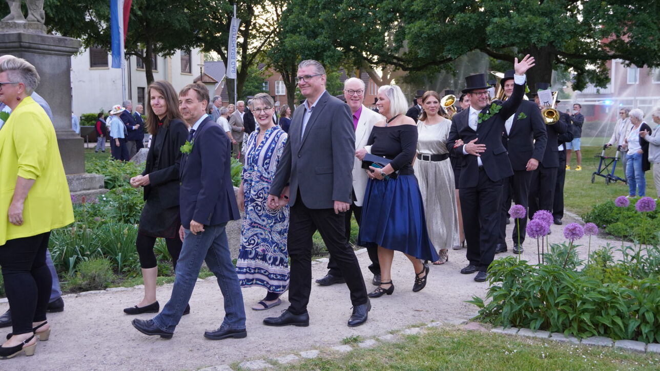 "De Gill schall leven" - Fleckensgilde tanzt um den Roland