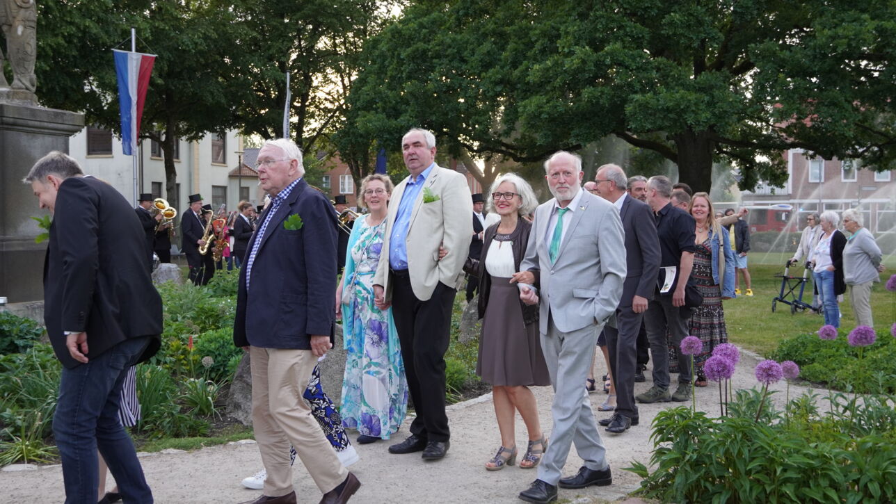 "De Gill schall leven" - Fleckensgilde tanzt um den Roland