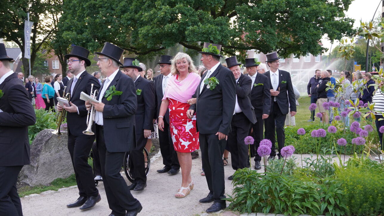 "De Gill schall leven" - Fleckensgilde tanzt um den Roland