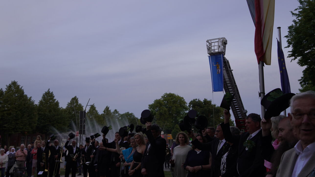 "De Gill schall leven" - Fleckensgilde tanzt um den Roland