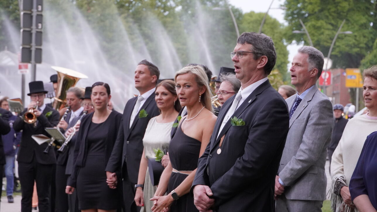 "De Gill schall leven" - Fleckensgilde tanzt um den Roland