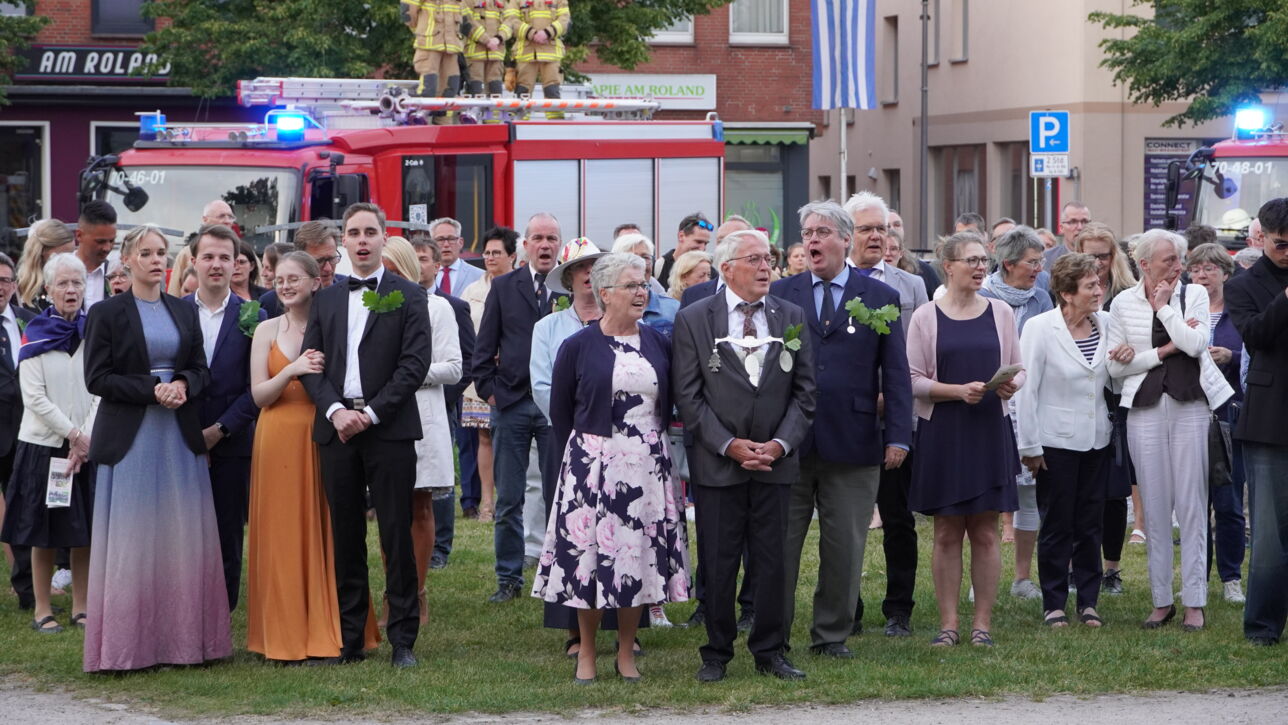 "De Gill schall leven" - Fleckensgilde tanzt um den Roland