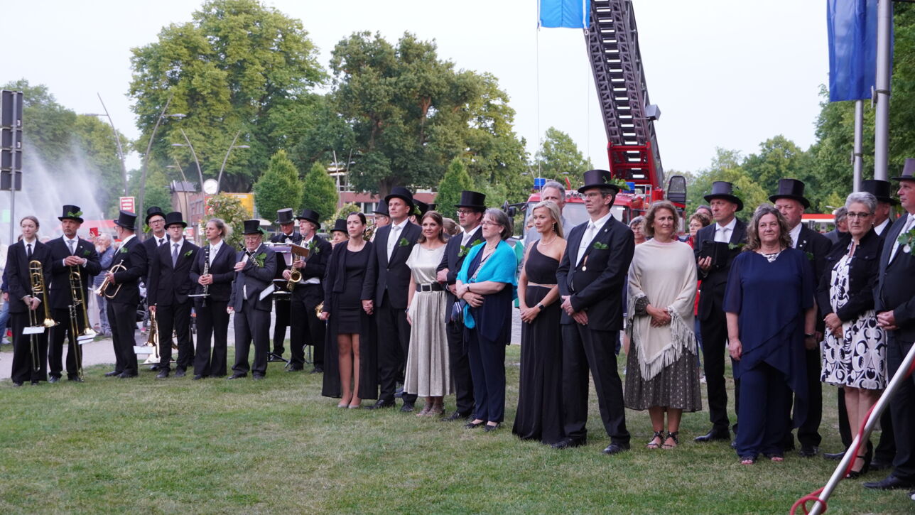 "De Gill schall leven" - Fleckensgilde tanzt um den Roland