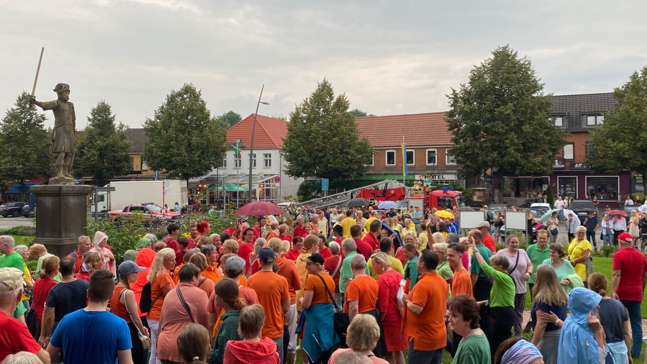 Orts-Challenge gewonnen! VR Bank in Holstein spendet 2000€ an Bad Bramstedter Tafel