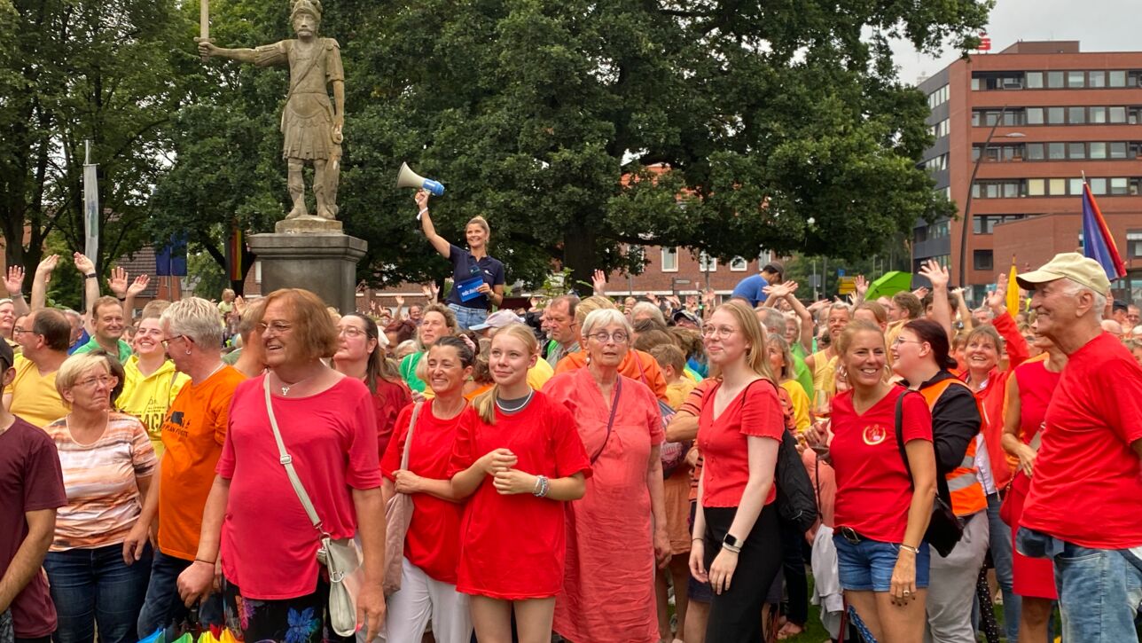 Orts-Challenge gewonnen! VR Bank in Holstein spendet 2000€ an Bad Bramstedter Tafel