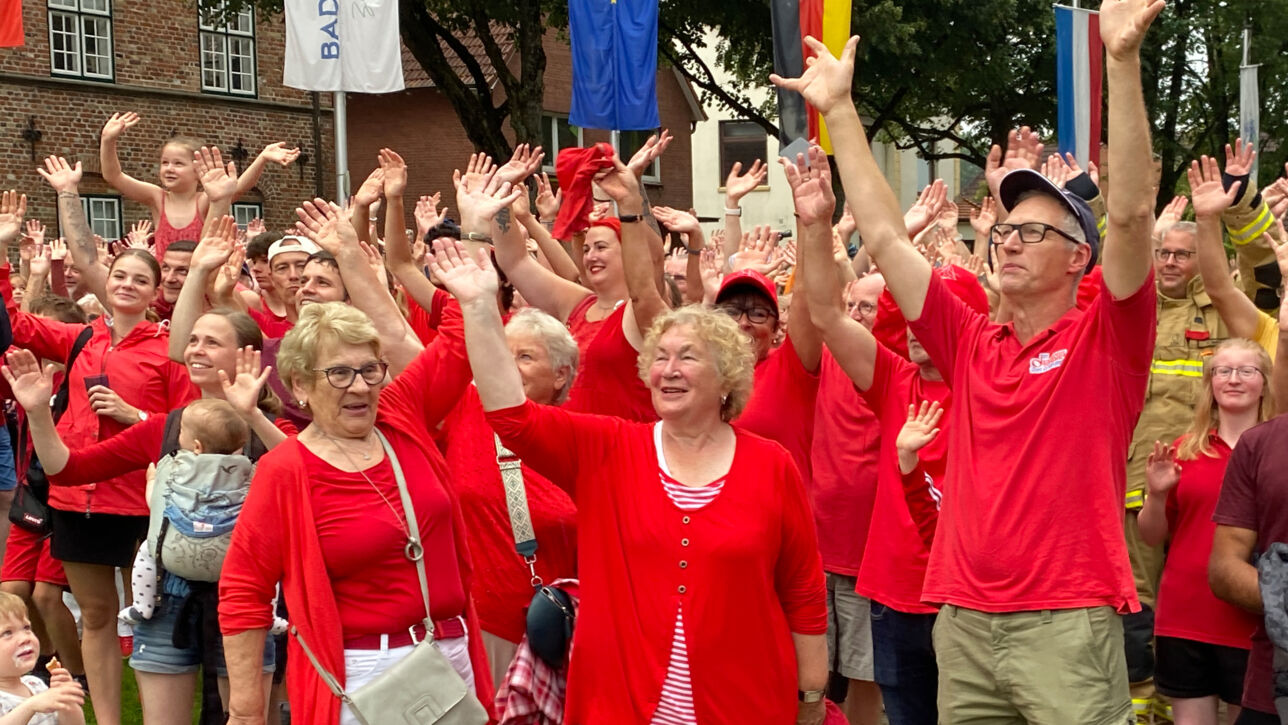 Orts-Challenge gewonnen! VR Bank in Holstein spendet 2000€ an Bad Bramstedter Tafel
