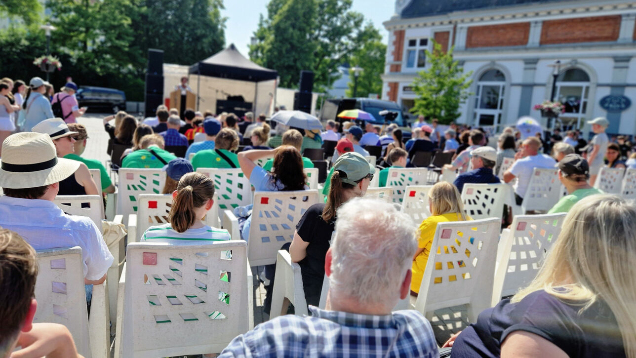 Rozette Kats und Melanie Bernstein verlegen Gedenktafel auf dem Bad Segeberger Marktplatz