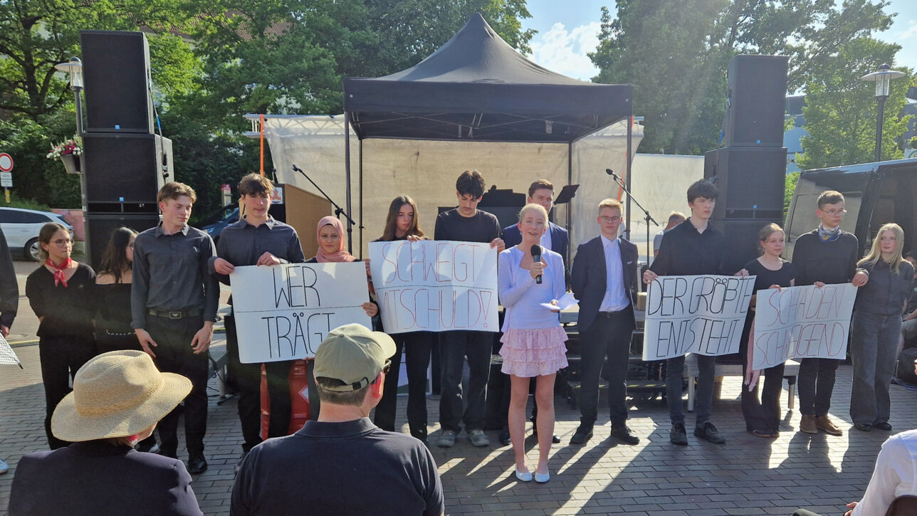 Rozette Kats und Melanie Bernstein verlegen Gedenktafel auf dem Bad Segeberger Marktplatz