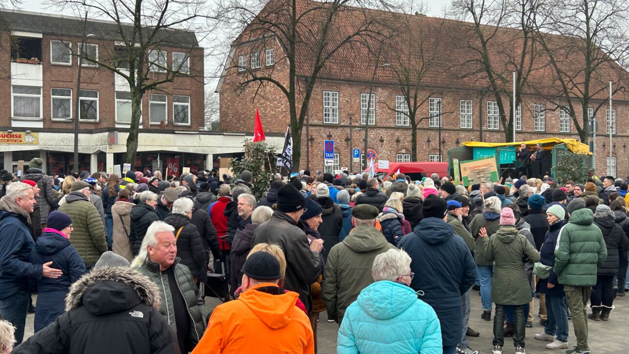 Rund 500 demonstrieren in Bad Bramstedt gegen „Rechts“