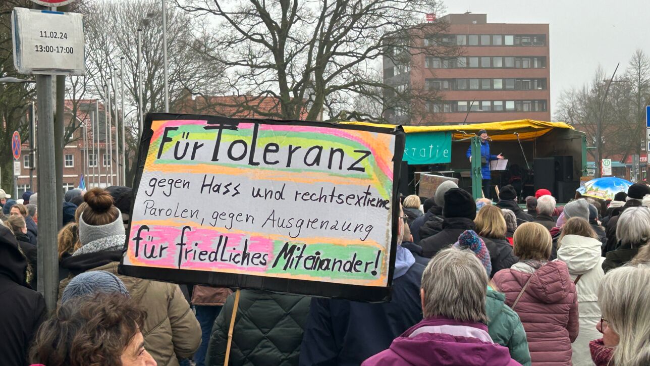 Rund 500 demonstrieren in Bad Bramstedt gegen „Rechts“